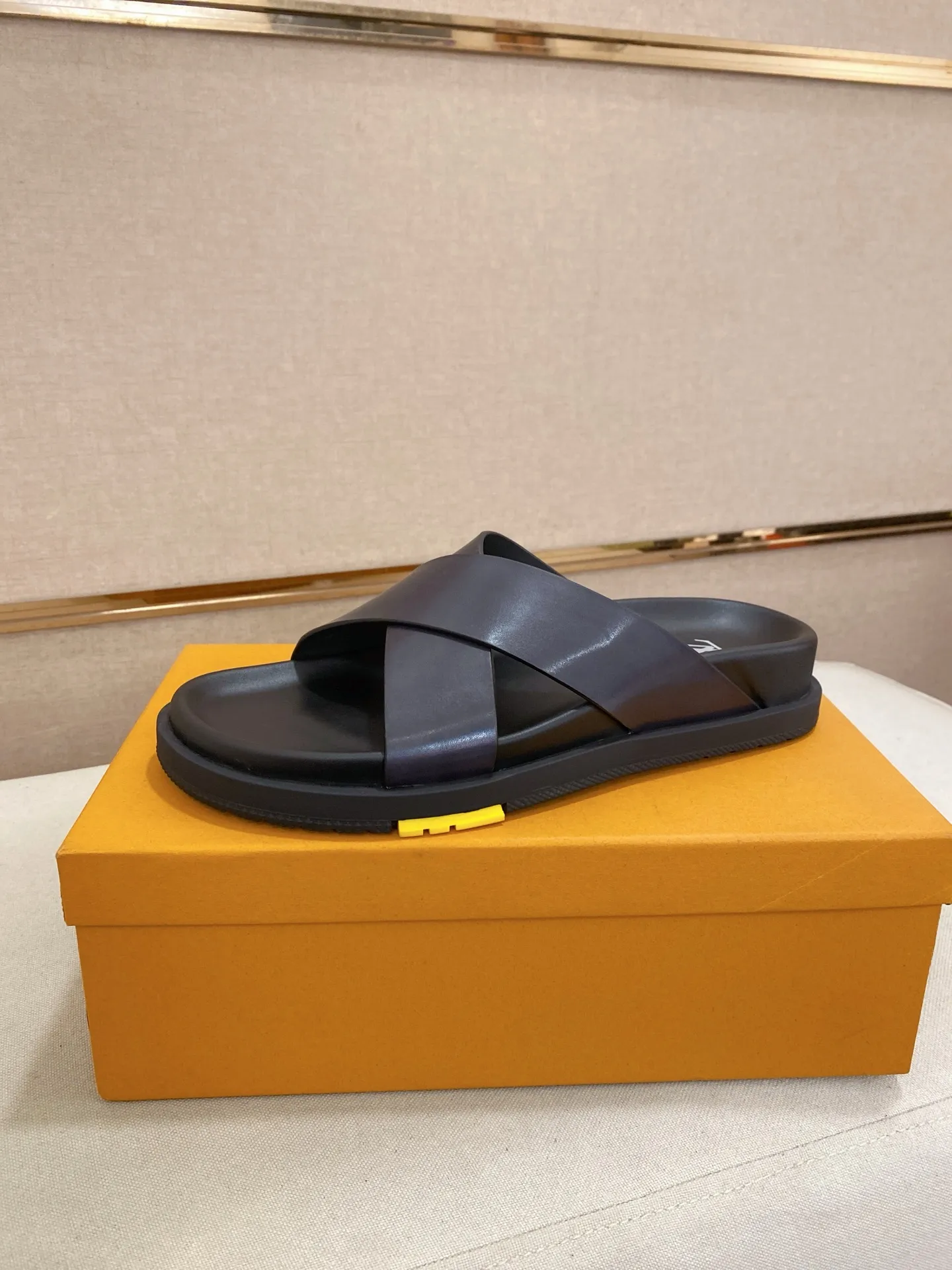 Factory price: 420💰Made by LV🔍Top purchasing agent. Men's spring and summer slippers are available at the same counter. The uppers are made of cowhide imported from Italy. High-quality craftsmanship, soles: original soles specially provided by the original factory, exclusive movable molded soles are super comfortable, original factory follow-up goods, 🔍🔍high quality, can be entered and exited the counter at will, welcome to compare, code number 38-44. Can be customized45
